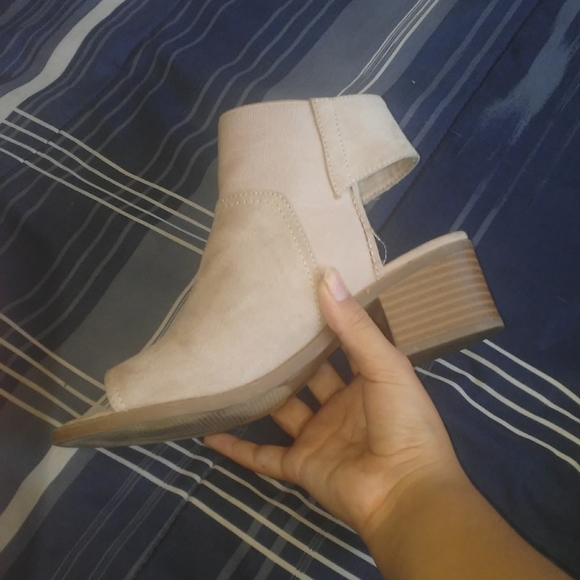 High Heels - Picture 2 of 2